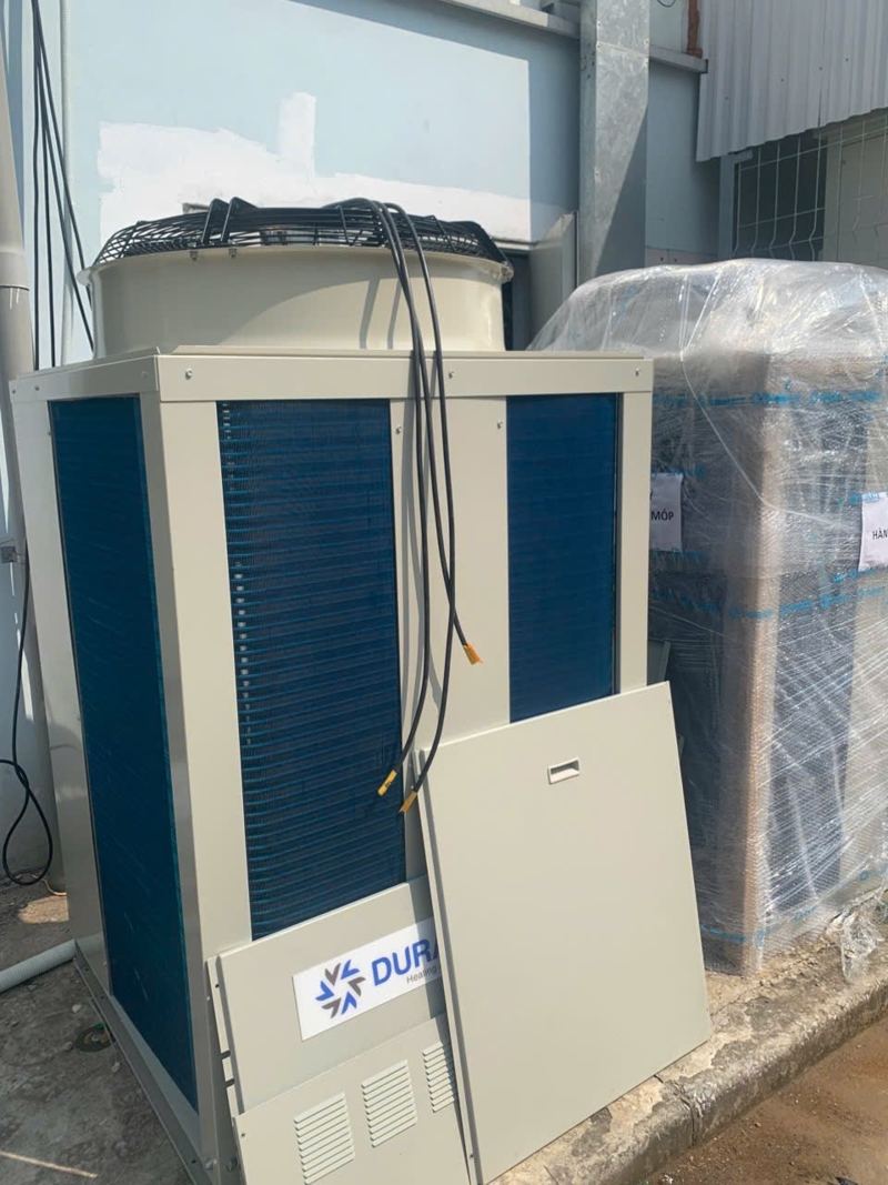 Tháo vỏ dàn nóng điều hòa trung tâm để bảo dưỡng tại nhà xưởng