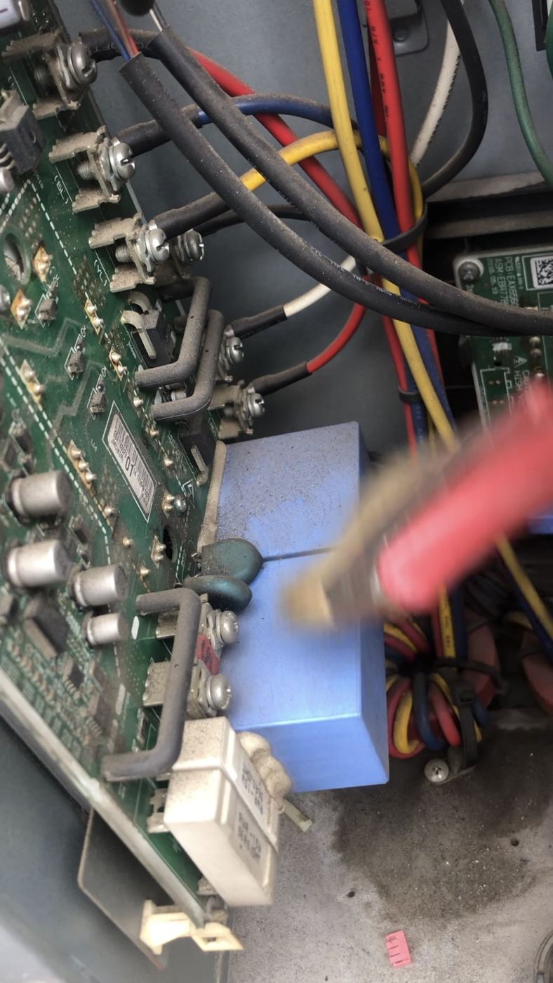 Vệ sinh bụi bẩn trên board biến tần (inverter) dàn nóng điều hòa trung tâm