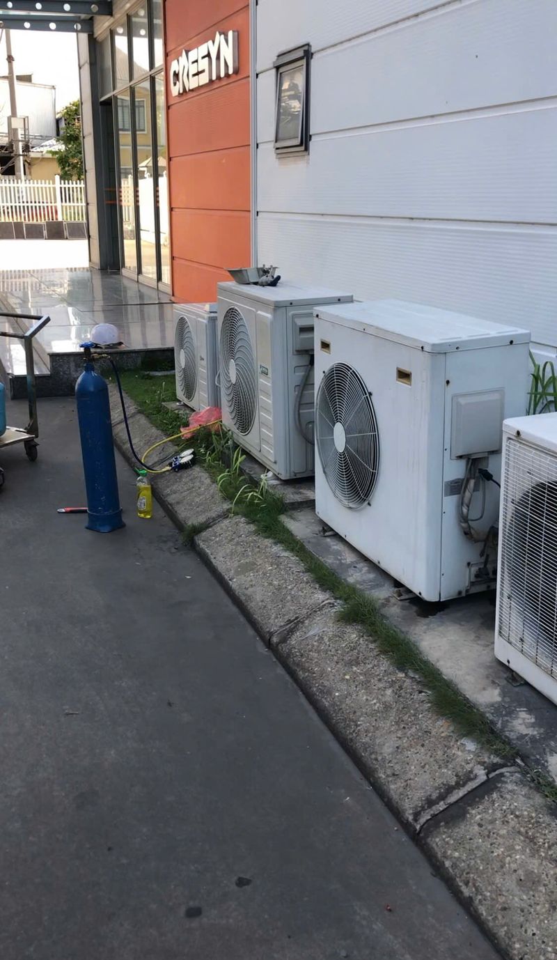 Thợ Quân Kỳ dò rò gas cụm dàn nóng điều hòa tại Công ty Cresyn, KCN Đông Thọ, Văn Môn, Bắc Ninh
