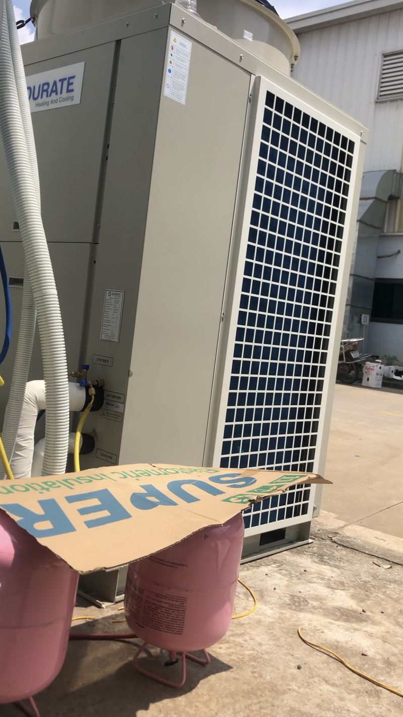 Thợ Quân Kỳ nạp gas R410A cho cụm dàn nóng AHU Durate tại nhà máy KCN Hợp Lĩnh, Bắc Ninh
