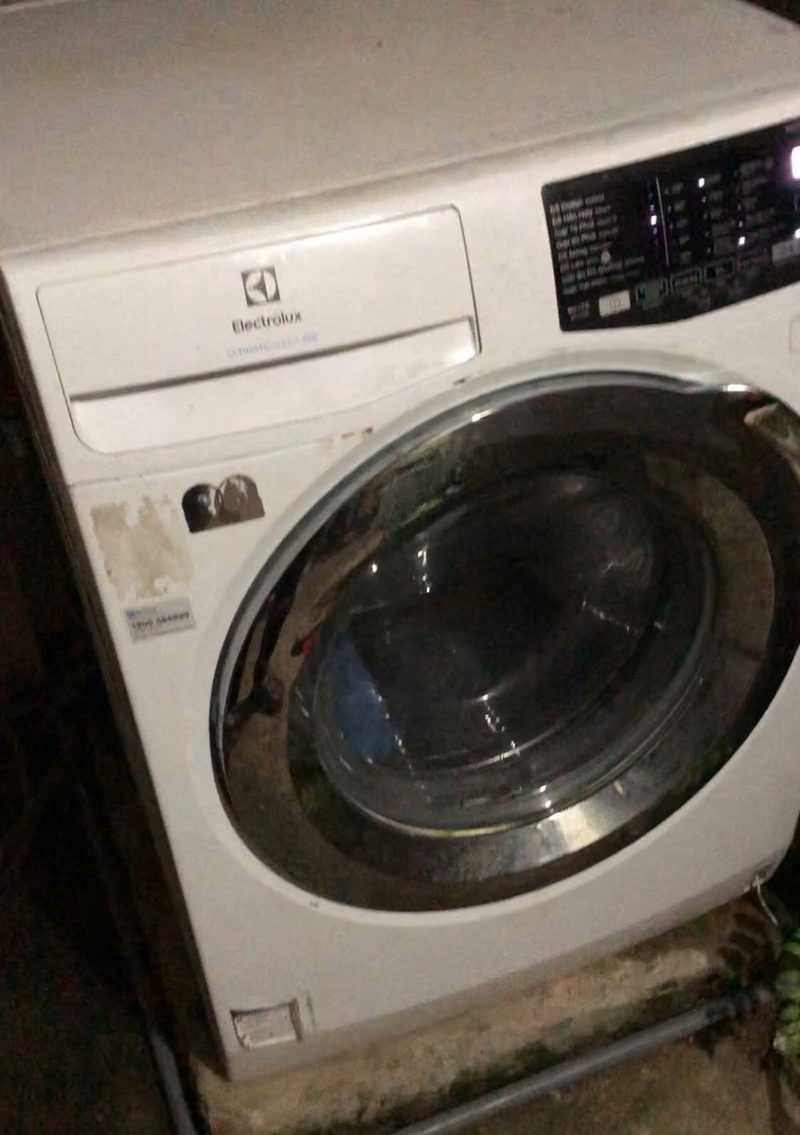 Máy giặt Electrolux cửa ngang không lên nguồn do hỏng bo mạch, thợ Điện máy Quân Kỳ sửa bo tại xã Yên Phong